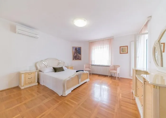 Vila Luxury With A Swimming Pool - Diklo, - 22230